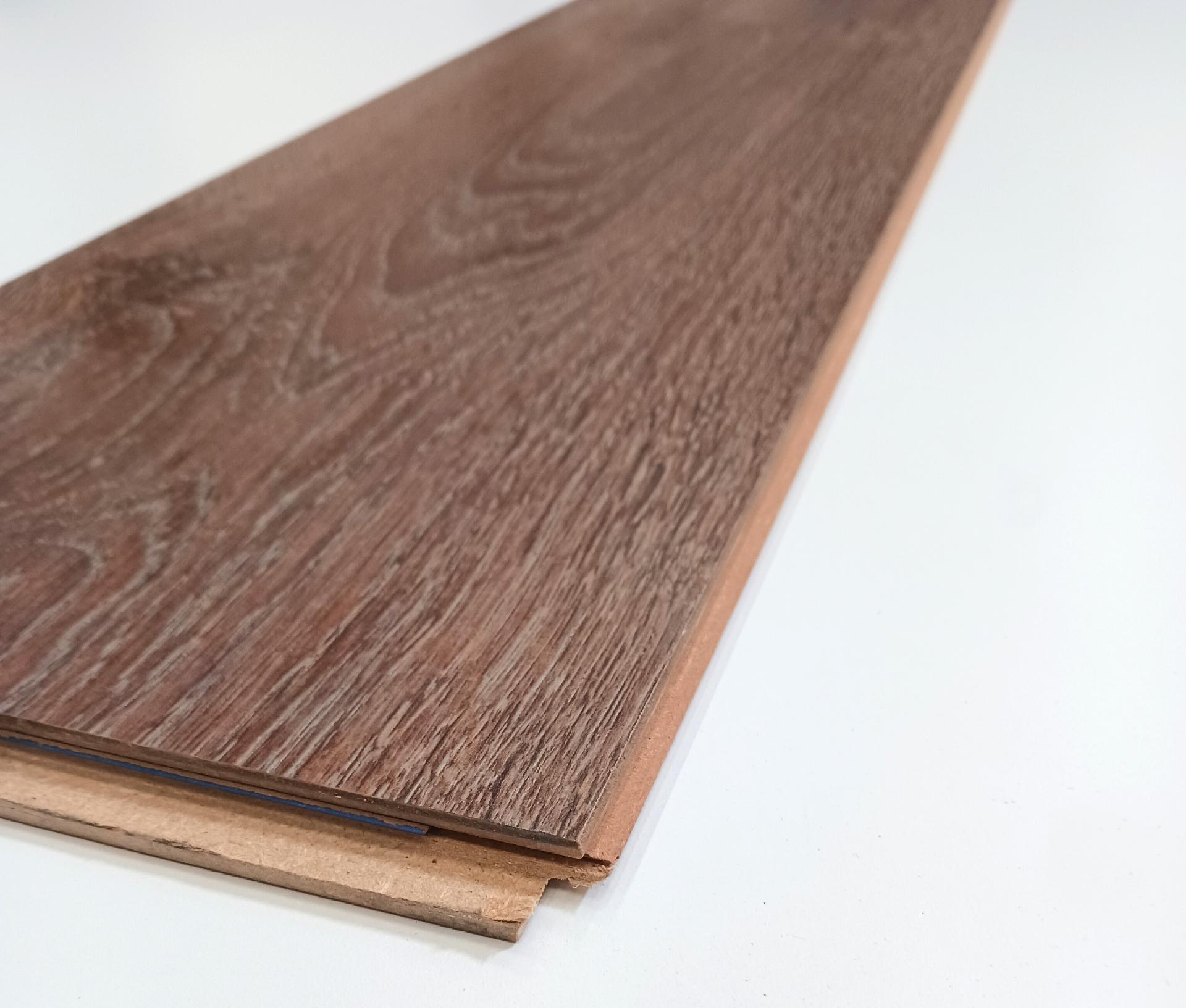 Parquet stratifié foncé