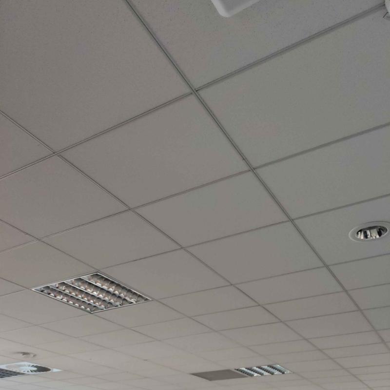 Faux plafond en dalles de laine de roche 60x60 matériaux de récupération